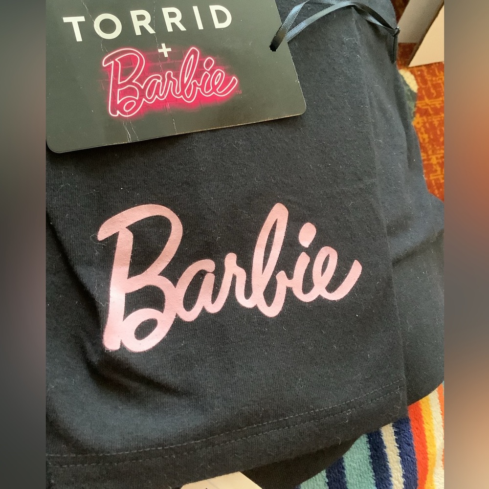 LOWEST🌺 NWT TORRID 2X BLACK CROP with BARBIE SCRIPT LEGGING PANTS - Picture 7 of 14